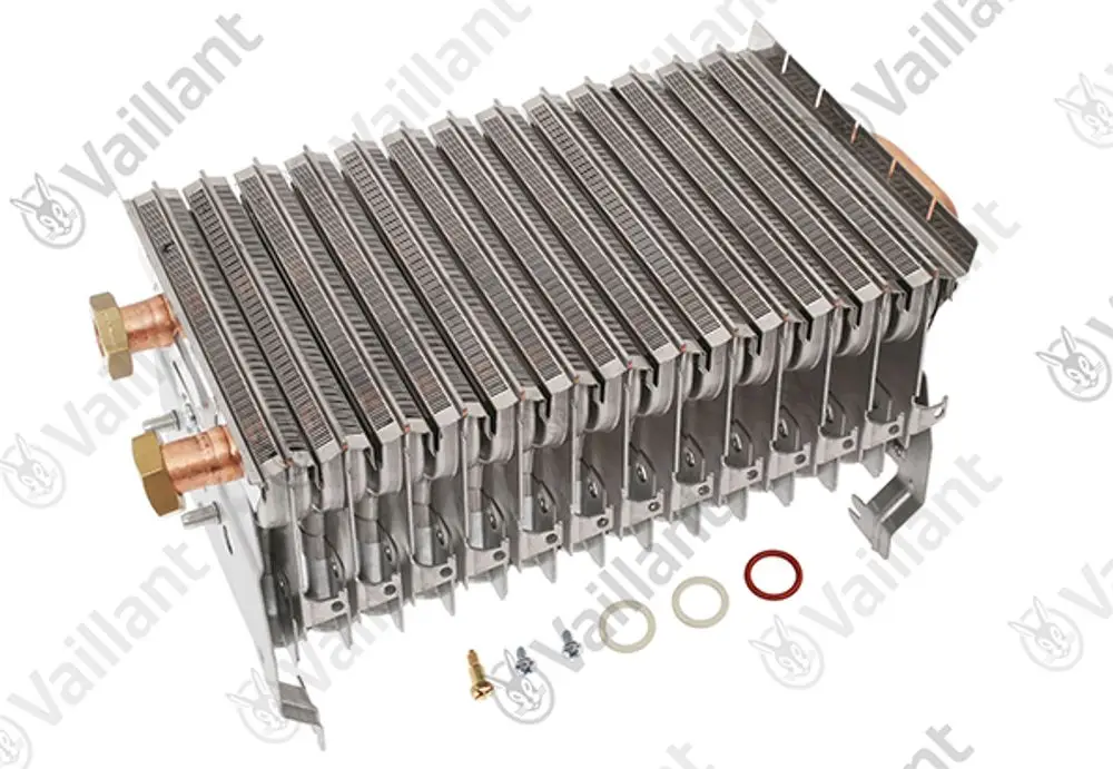 Vaillant Wärmetauscher aus Metall mit mehreren Längsrippen und Anschlüssen. Zubehör wie Dichtungen und Schrauben sind im Bild dargestellt.